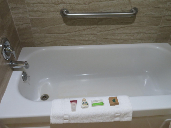 Bathroom 5, Royal Crest Inn Medford, Jackson