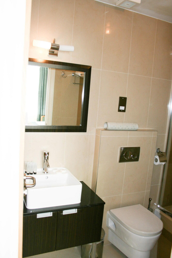 Bathroom 4, The Cromwell Crown, London
