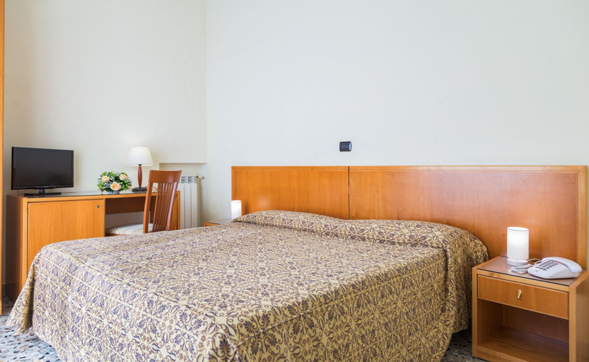 Bedroom 3, Hotel Holidays, Napoli