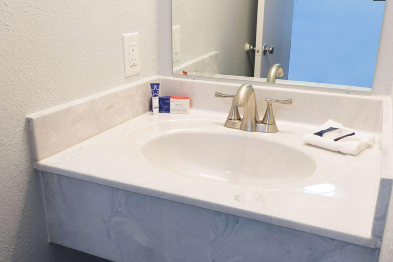 Bathroom 4, Americas Best Value Inn East Peoria, Tazewell