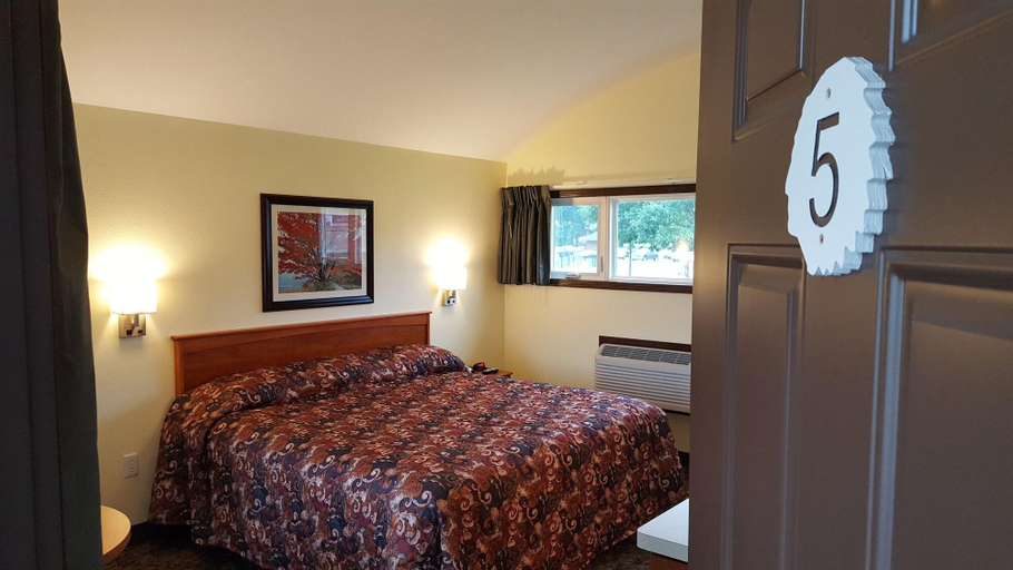 Bedroom 4, Black Hawk Motel, Columbia