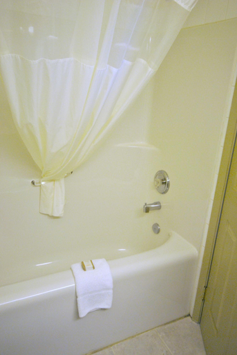 Bathroom 4, Howard Johnson Strathmore, Division No. 5