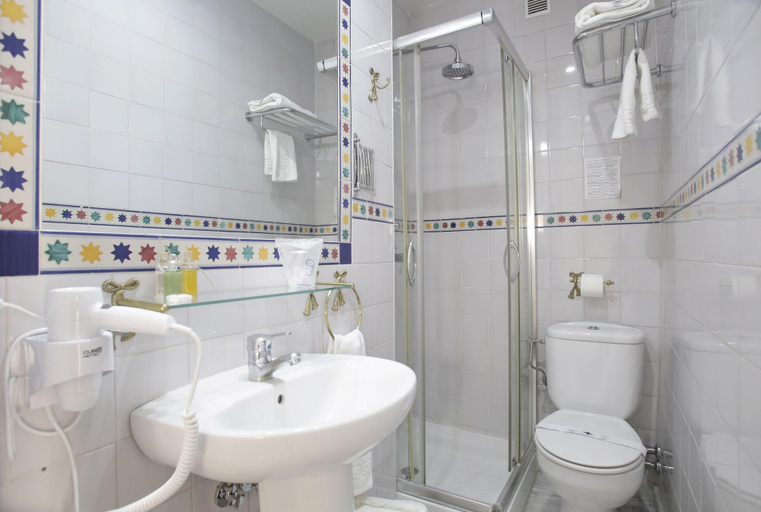 Bathroom 5, Basic Hotel Puerta de Sevilla, Sevilla