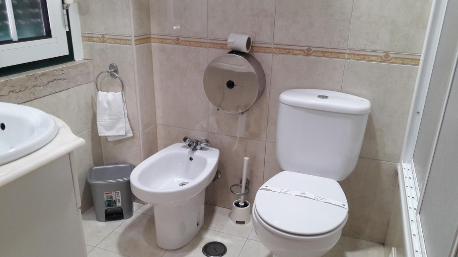 Bathroom 4, Alicante, Lisbon