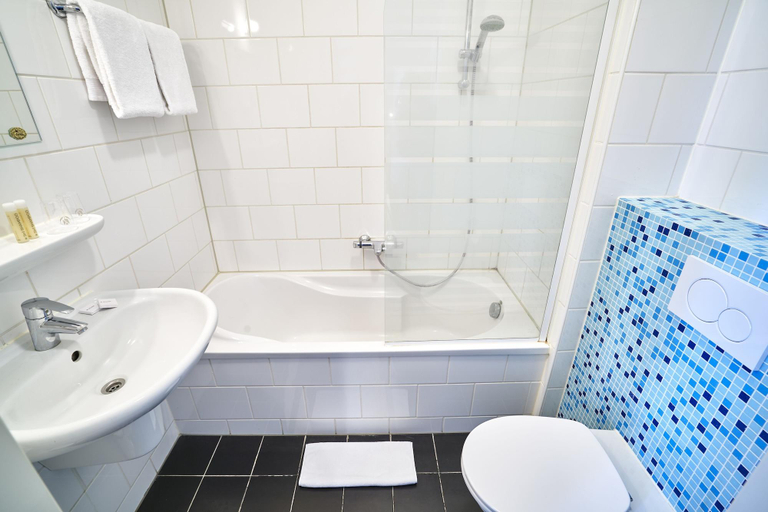 Bathroom 4, Tulip Inn Hilversum Mediapark, Hilversum