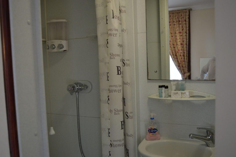 Bathroom, The Globe Hotel, Essex