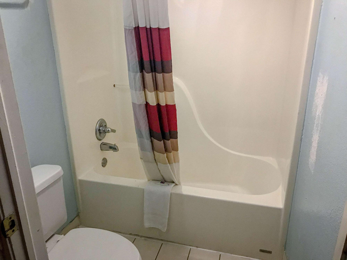 Bathroom 4, Americas Best Value Inn Ozark, Franklin