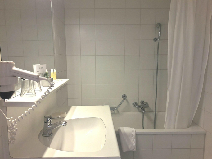 Bathroom 4, Hôtel de la Forêt, Sierre