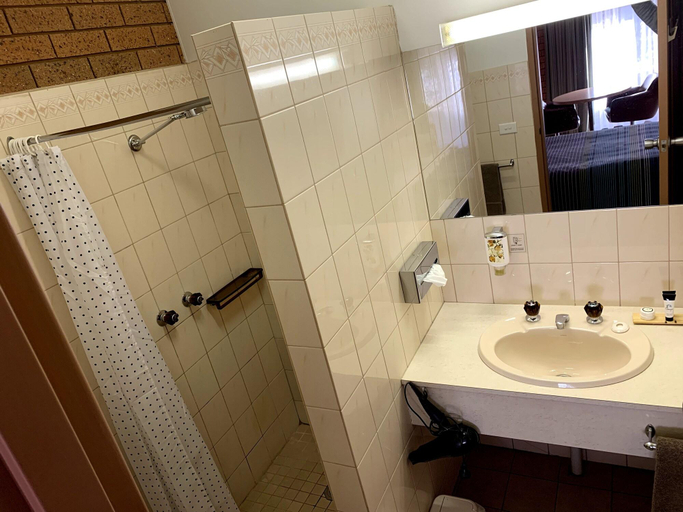 Bathroom 4, Kingswood Motel, Berrigan