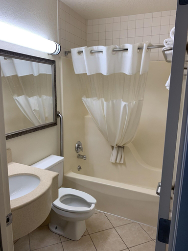 Bathroom 4, River's Edge Motel, Swain