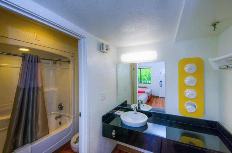 Bathroom 5, Motel 6 Bradenton, Manatee
