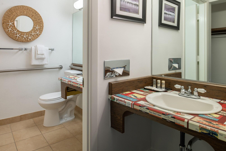 Bathroom 4, Astoria Riverwalk Inn, Clatsop