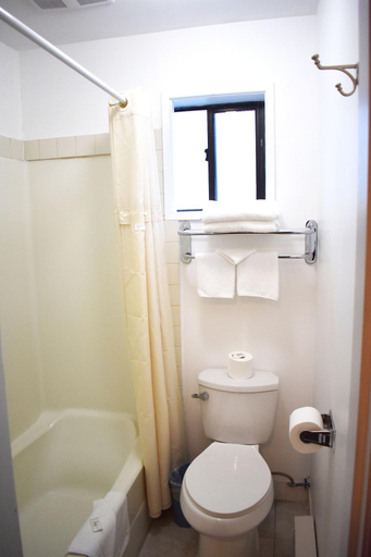 Bathroom 5, Hope Inn & Suites, Fraser Valley