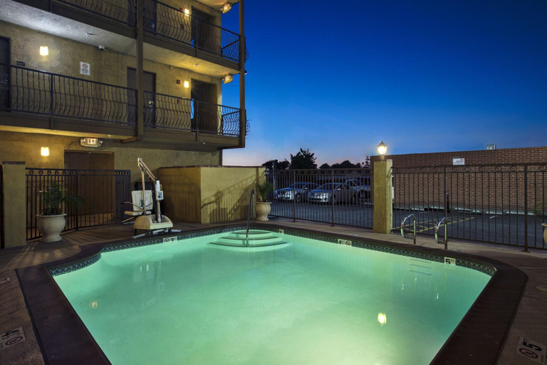 Sport & Beauty 5, Super 8 Motel - Westminister, Orange