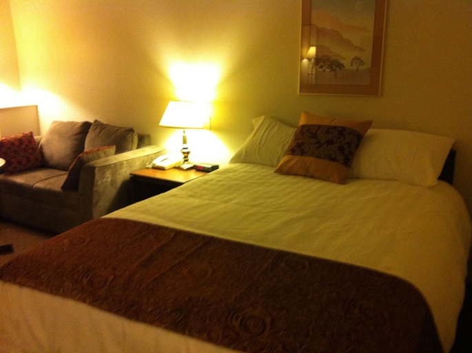 Bedroom 3, Redwood Motor Inn, Division No. 7