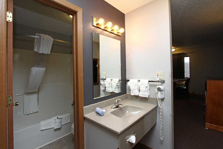 Bathroom 4, New Victorian Inn Suites Norfolk, Madison