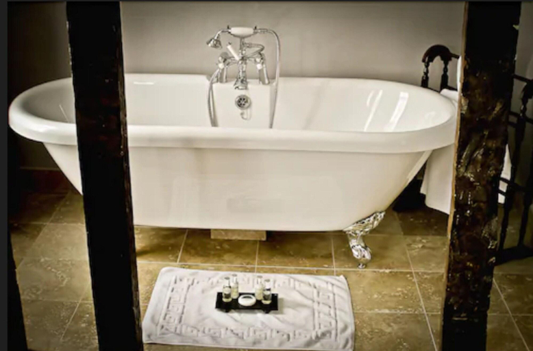 Bathroom 4, Saracen's Head, Essex