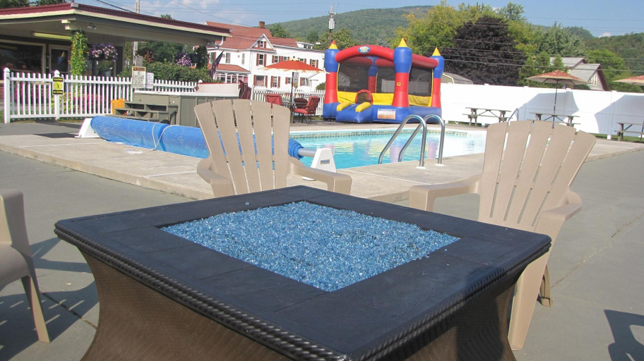 Food & Drinks 5, Mt Madison Inn & Suites, Coos