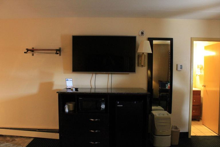 Bedroom 3, American Inn & Suites, Cook