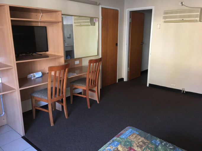 Bedroom 3, Red Cedars Motel, Canberra