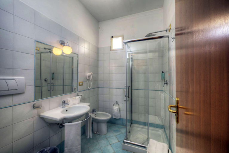 Bathroom 4, Hotel Vittoria, Napoli
