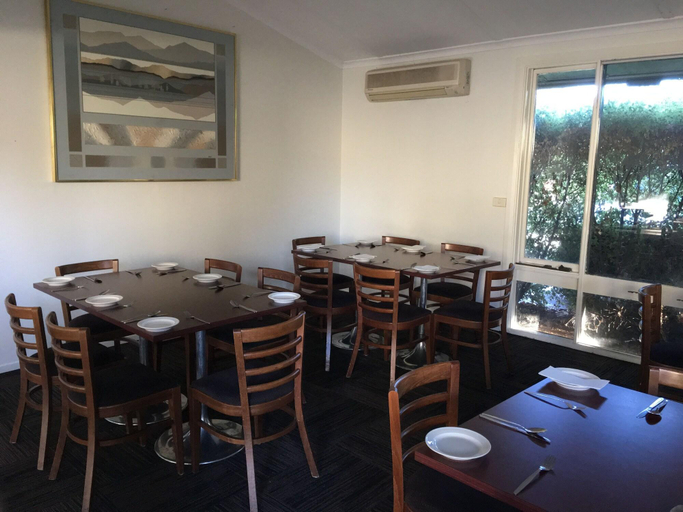 Food & Drinks 5, Red Cedars Motel, Canberra