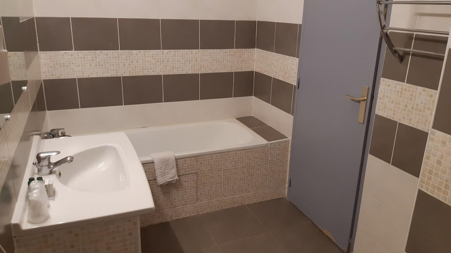 Bathroom 4, Hotel des Arts, Hérault