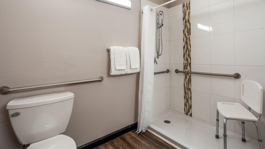 Bathroom 4, Azul Inn & Suites, Kern
