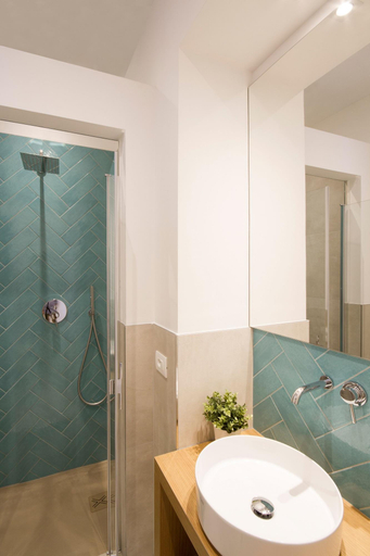 Bathroom 4, Alexandra, Rimini
