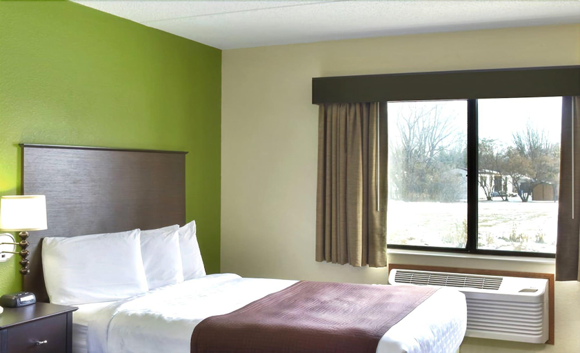Bedroom 3, Quality Inn, Winnebago