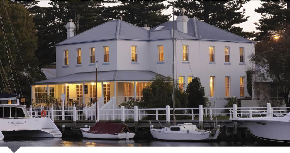 Oscars Waterfront Boutique, Moyne - South