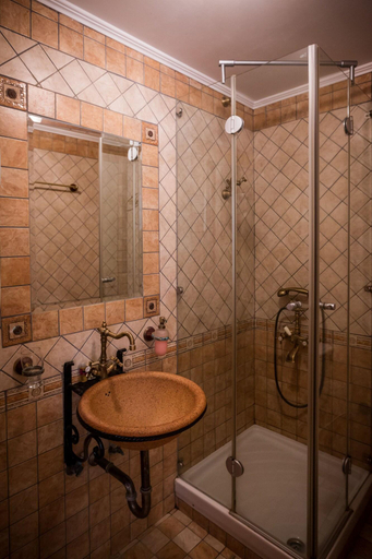 Bathroom 4, Acronafplia A, Peloponnese