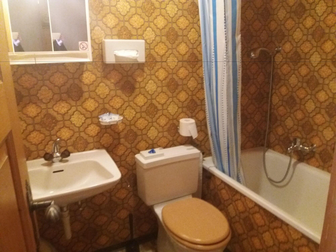 Bathroom 4, Hotel Schmitta, Goms