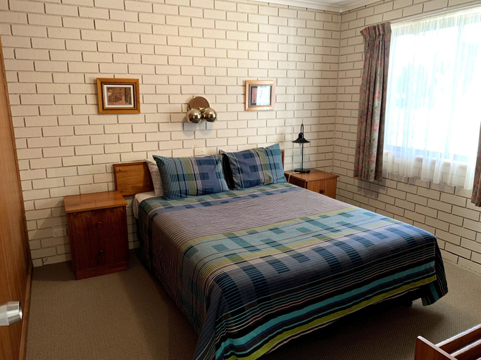 Bedroom 3, Kingswood Motel, Berrigan