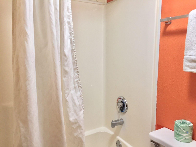 Bathroom 5, Red Carpet Inn Great Lakes, Lake