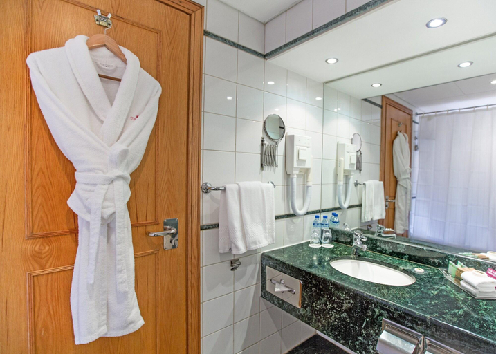 Bathroom 5, Millennium Plaza Downtown Suites exCrowne Plaza Ap, Dubai