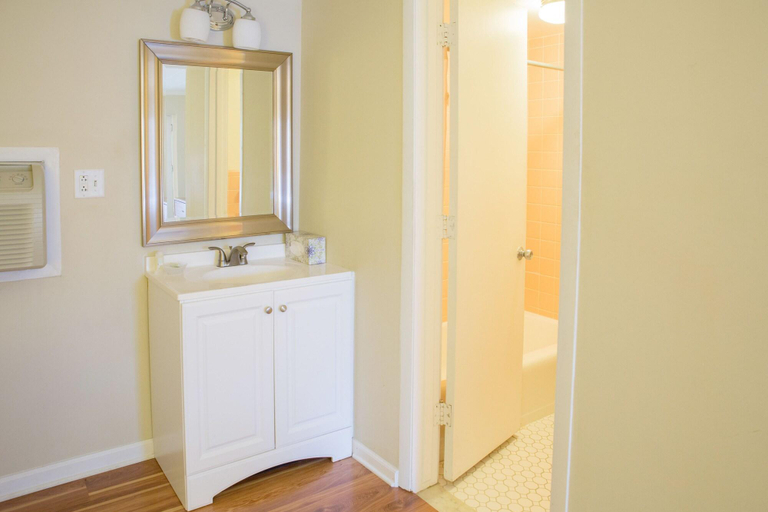 Bathroom, The University Inn Ann Arbor, Washtenaw