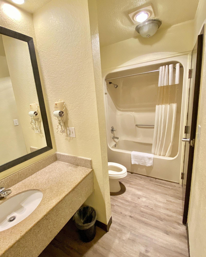 Bathroom 4, Travelers Inn, Pasquotank