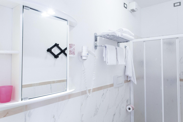 Bathroom 5, Hotel Il Giardino, Siena