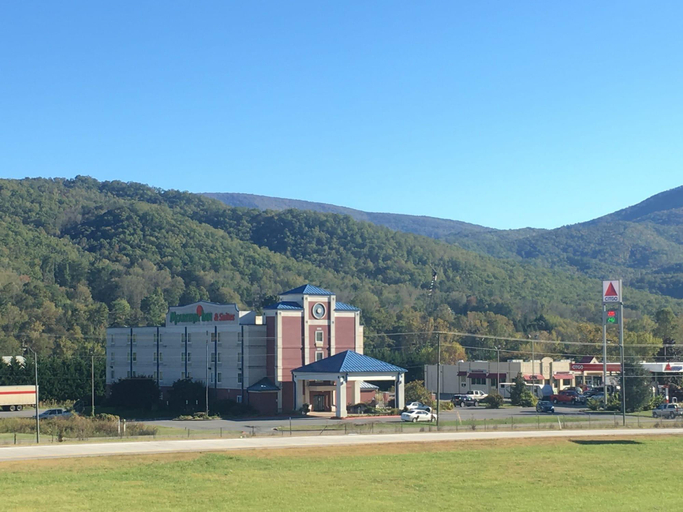 Bedroom 3, Mountain Inn & Suites, Unicoi