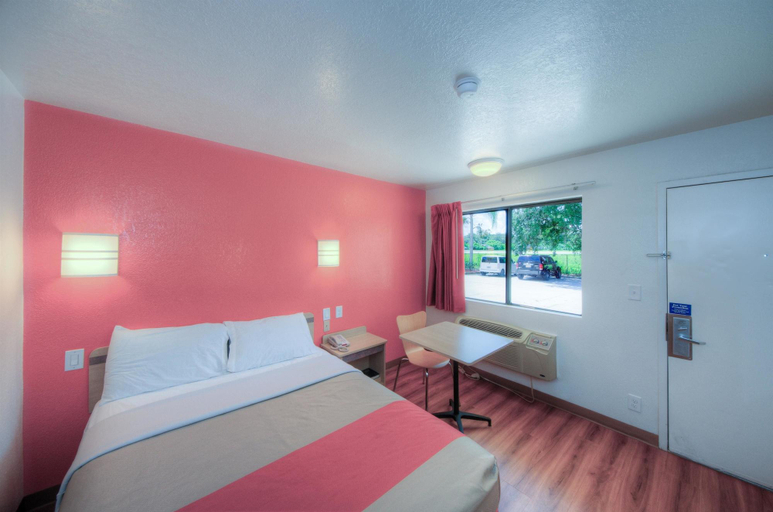 Bedroom 4, Motel 6 Bradenton, Manatee