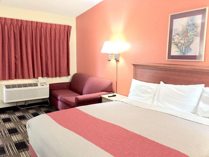 Bedroom 3, Red Carpet Inn Great Lakes, Lake
