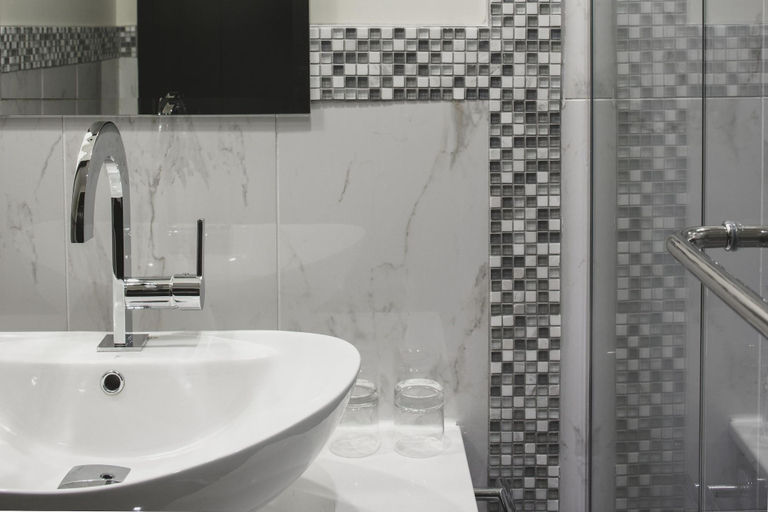 Bathroom 4, Le Petit Hotel Vieux-Montreal - Saint-Paul, Montréal