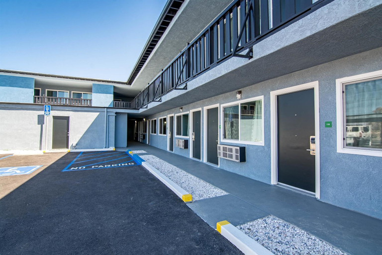 Exterior & Views 4, Azul Inn & Suites, Kern
