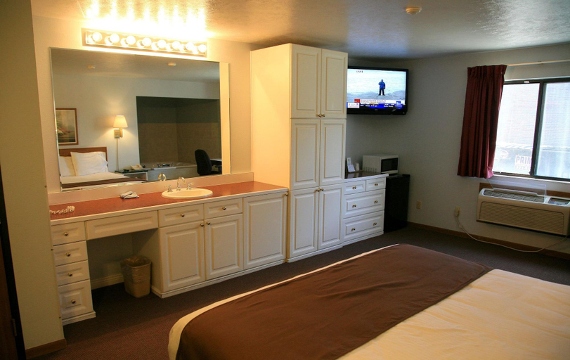 Bedroom 3, New Victorian Inn Suites Norfolk, Madison