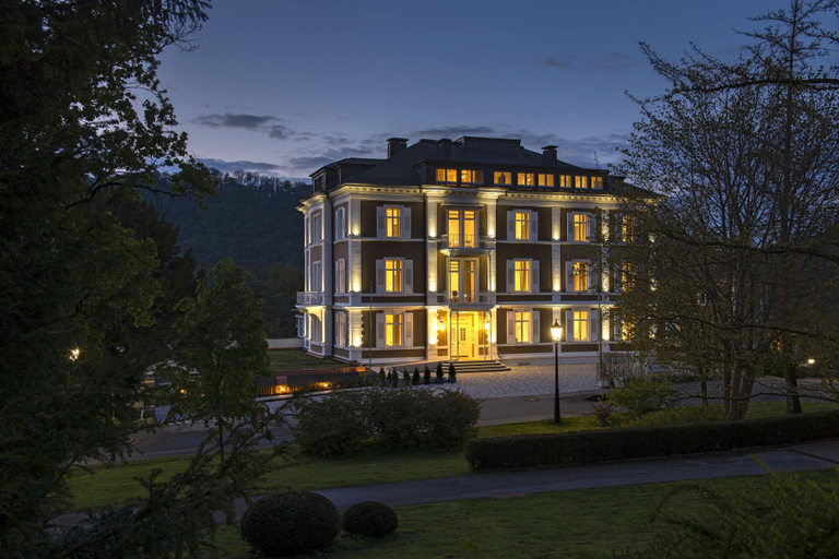 Exterior & Views