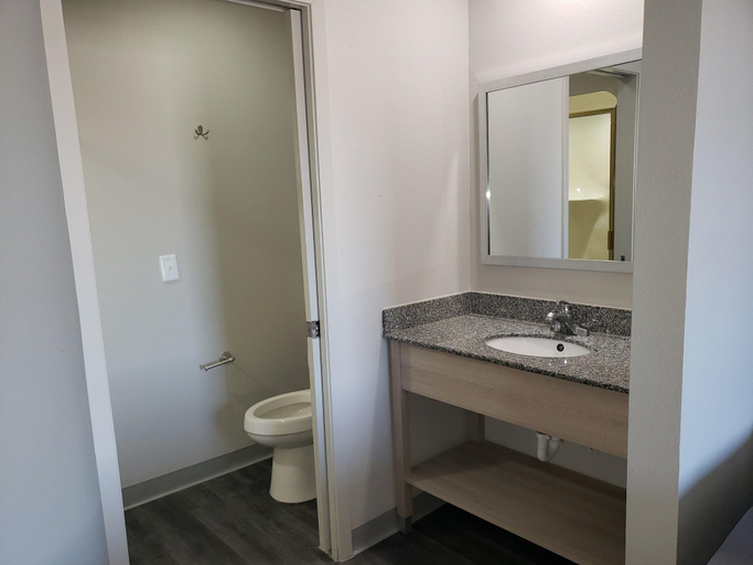 Bathroom 4, Hathaway Inn, Bay