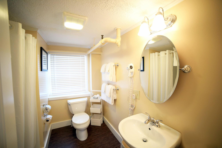 Bathroom 4, Kennebunk Inn, York