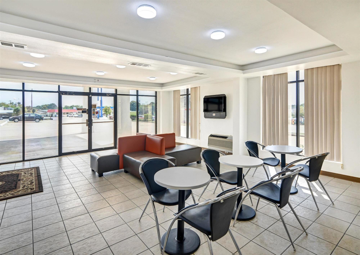 Public Area 2, Motel 6 Lindale, TX, Smith