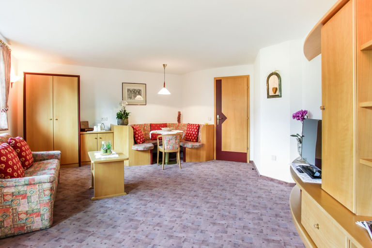 Bedroom 4, Hotel Bergland & Dependance Gurschler - Bergland, Bolzano